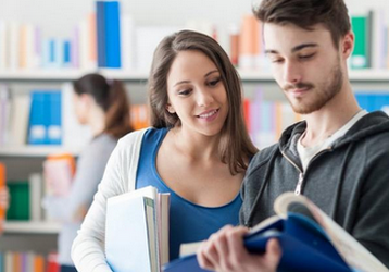 Étudiant souriant dans une bibliothèque
