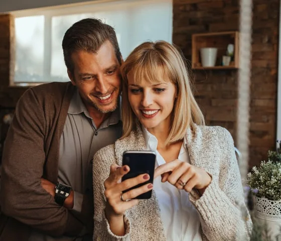 Persoon die online een lening aanvraagt op zijn laptop